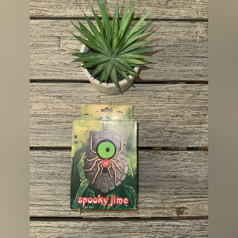 NEW Halloween Spooky Eyeball Doorbell w/ Lights and Scary Sounds